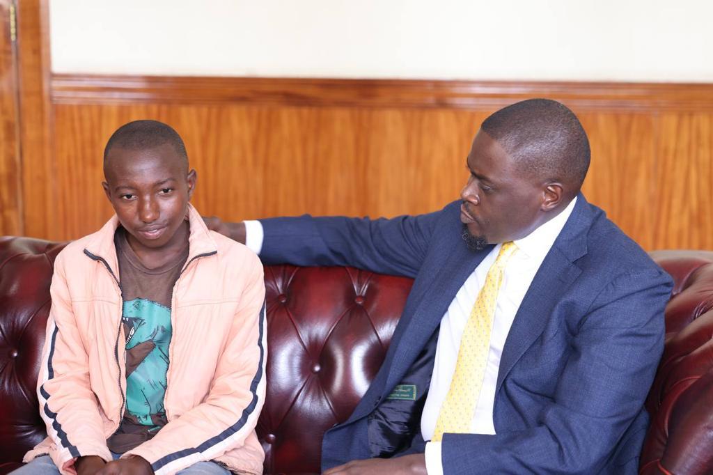 Nairobi Governor Sakaja Johnson meets with Ndagire Renova, the youthful hawker, whose stock of groundnut was destroyed by county askaris.